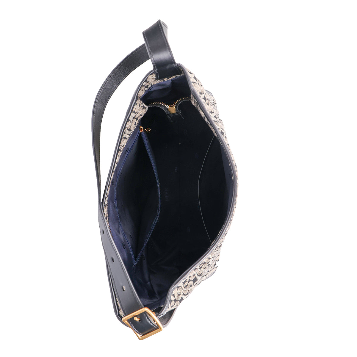 حقيبة SD Monogram Hobo أنيقة وكلاسيكية ومتوفرة للحمل على كتف واحد أو عبر الجسم.