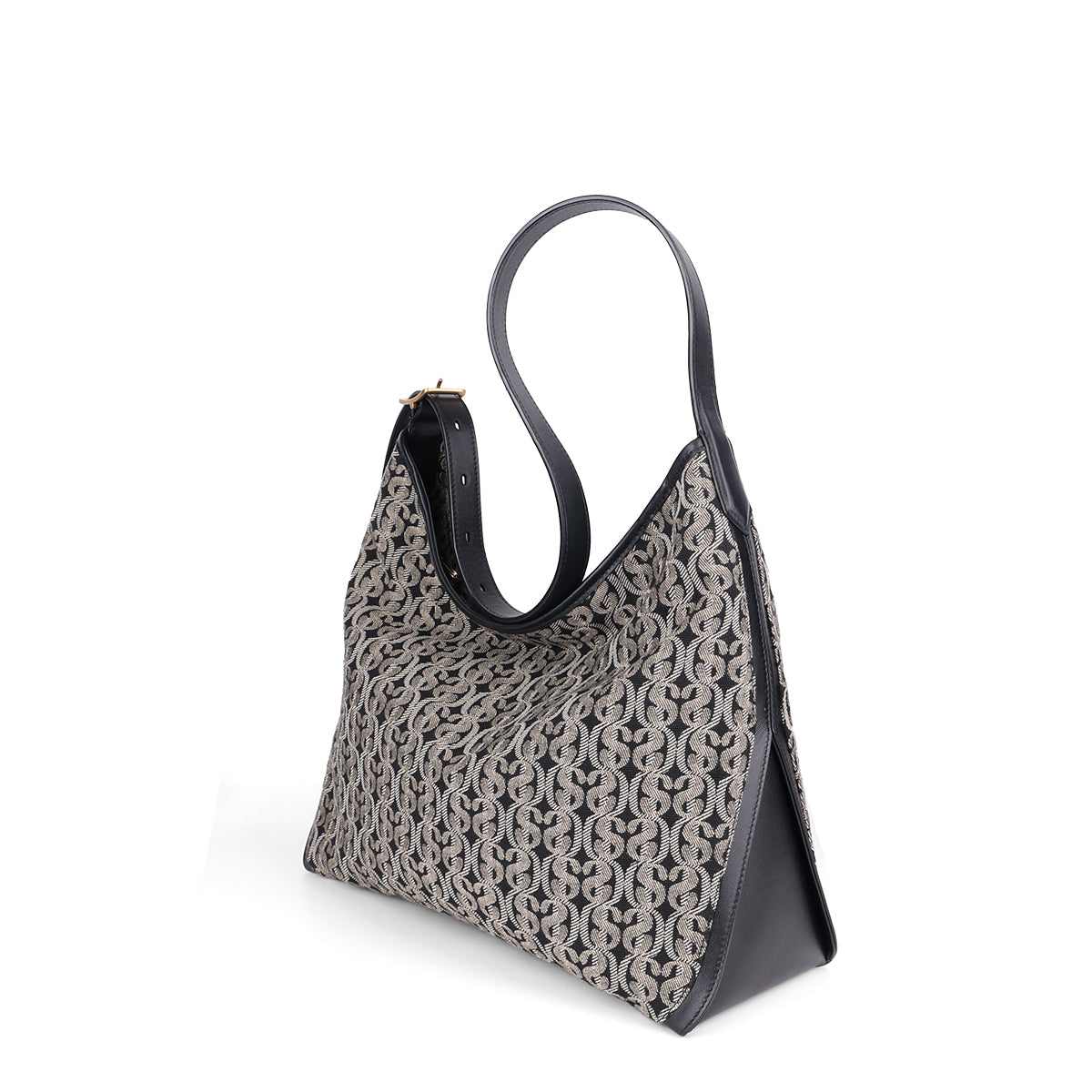 حقيبة SD Monogram Hobo أنيقة وكلاسيكية ومتوفرة للحمل على كتف واحد أو عبر الجسم.