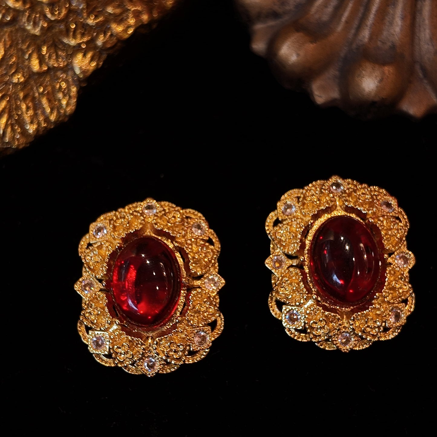Red glazed ear clip JA004