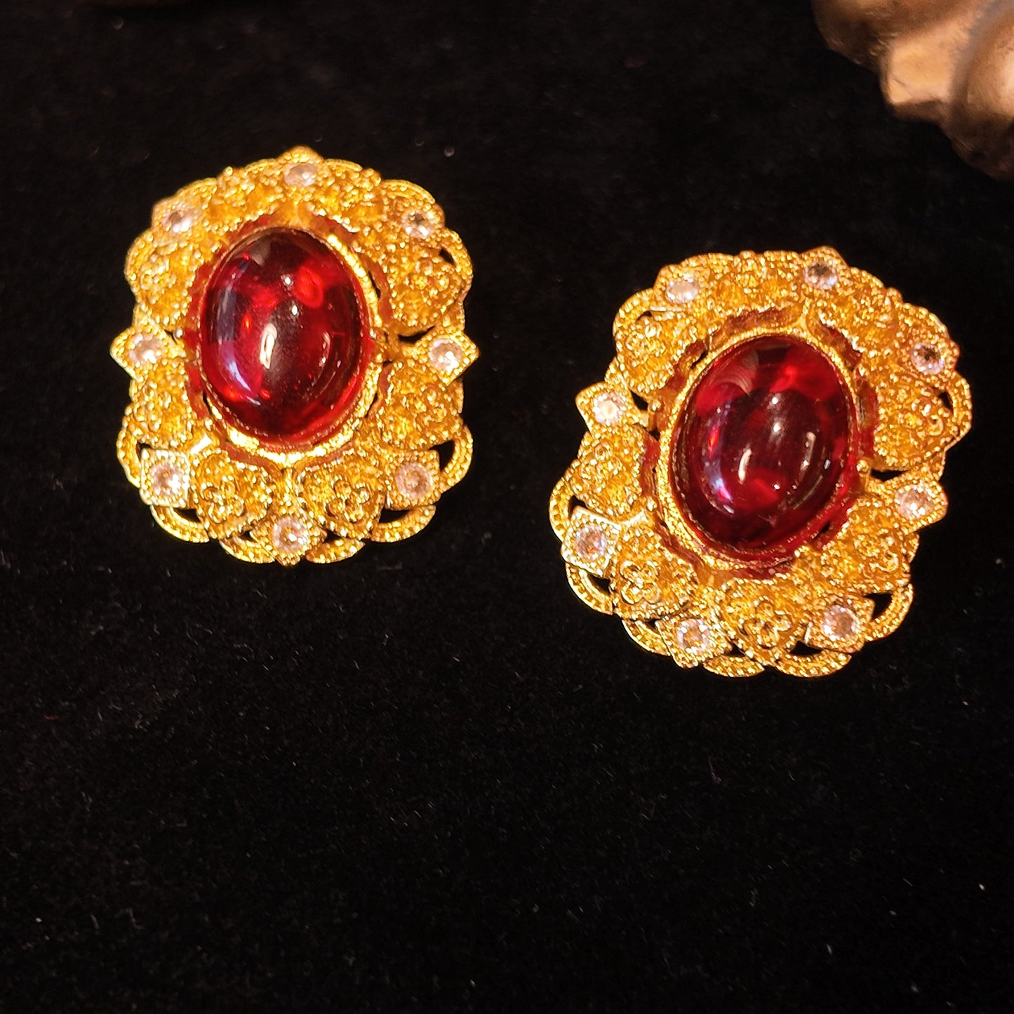 Red glazed ear clip JA004