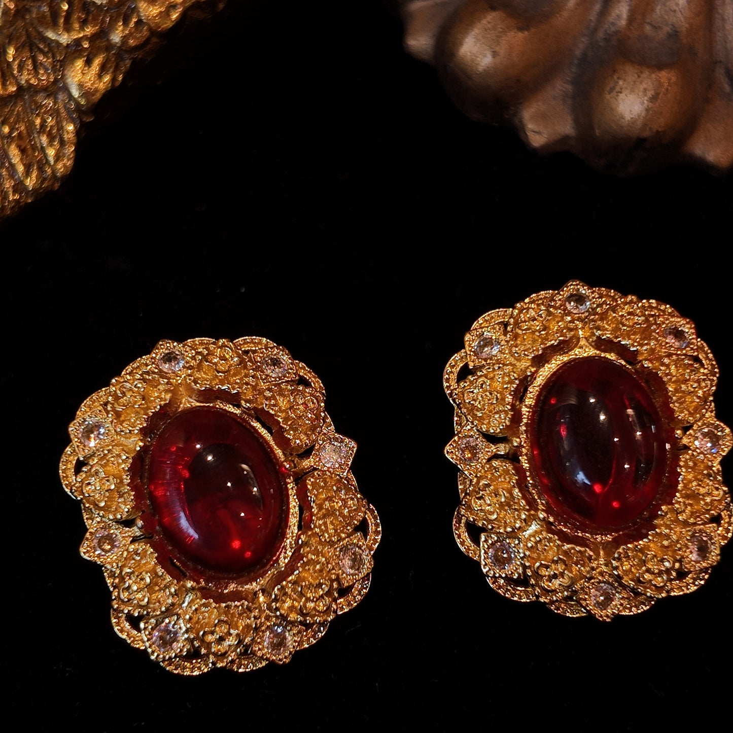 Red glazed ear clip JA004