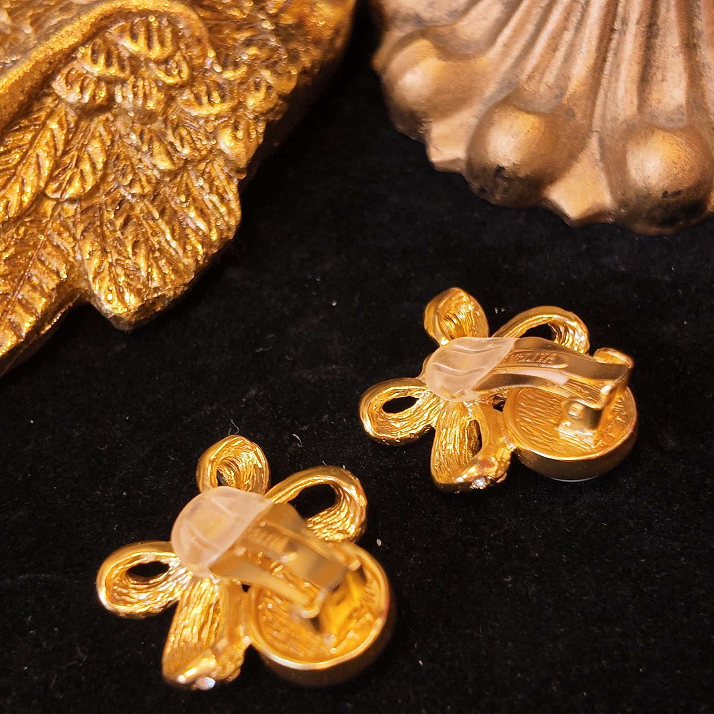 Bow pearl ear clip JA038