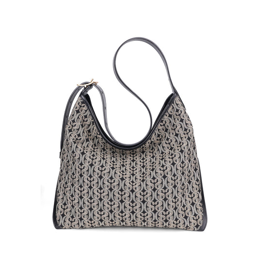حقيبة SD Monogram Hobo أنيقة وكلاسيكية ومتوفرة للحمل على كتف واحد أو عبر الجسم. 