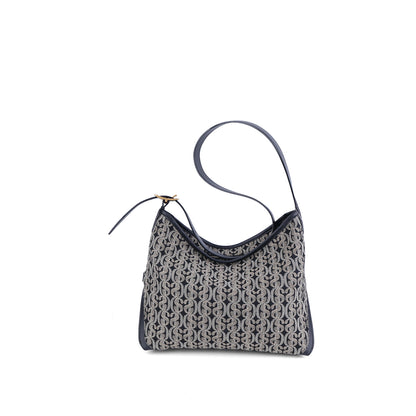 حقيبة SD Monogram Hobo أنيقة وكلاسيكية ومتوفرة للحمل على كتف واحد أو عبر الجسم. 