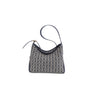 حقيبة SD Monogram Hobo أنيقة وكلاسيكية ومتوفرة للحمل على كتف واحد أو عبر الجسم. 