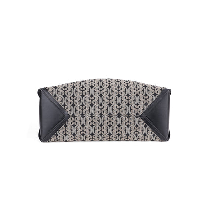 حقيبة SD Monogram Hobo أنيقة وكلاسيكية ومتوفرة للحمل على كتف واحد أو عبر الجسم. 