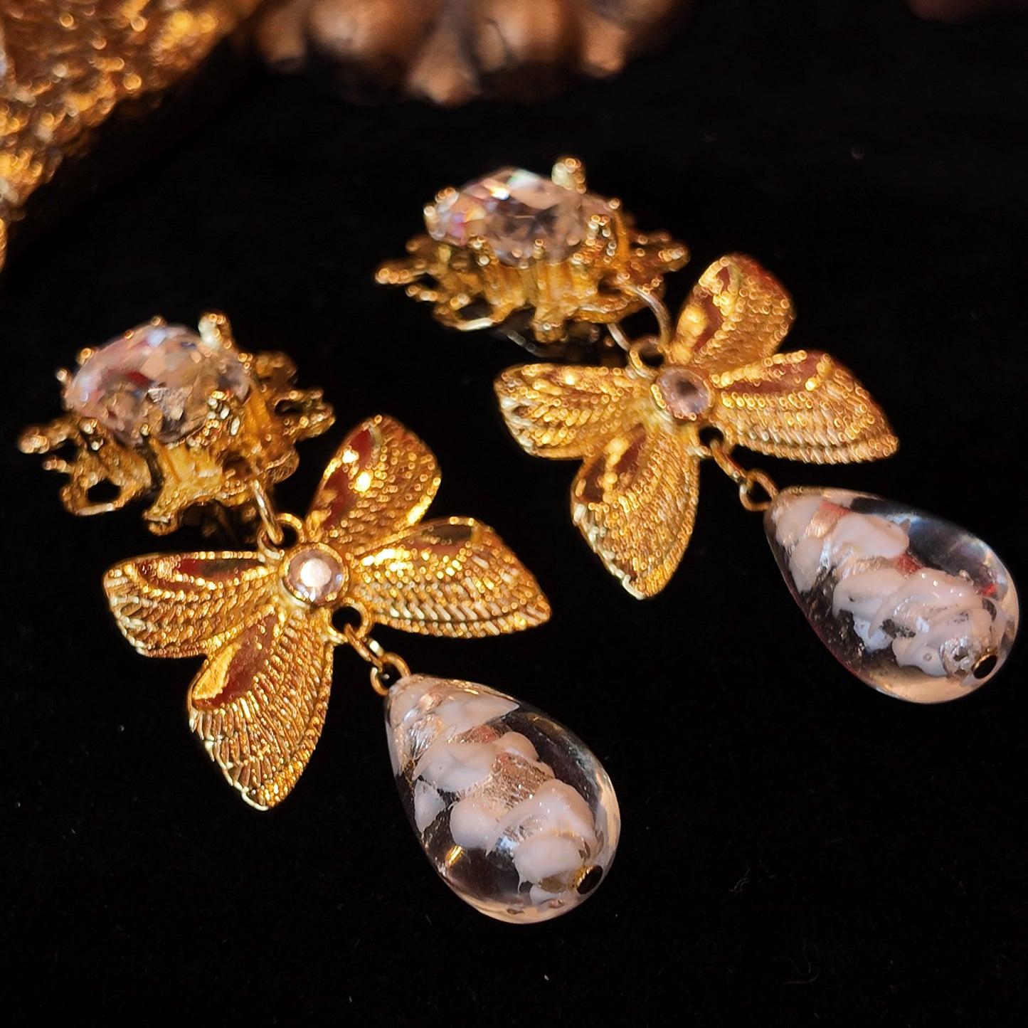 Vintage King Pendant White Ear Clip JA018