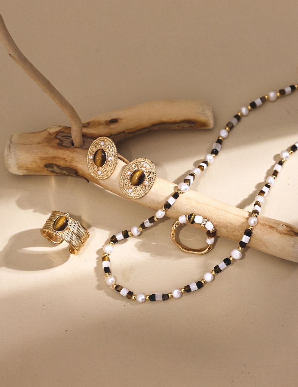 Floating light black shell necklace D0442