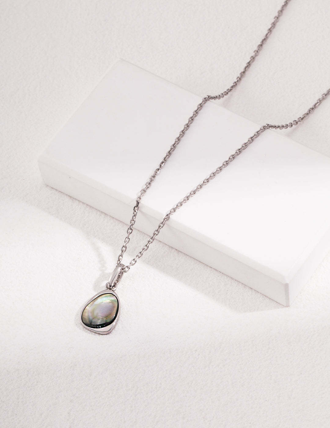 Floating light black shell necklace D0383