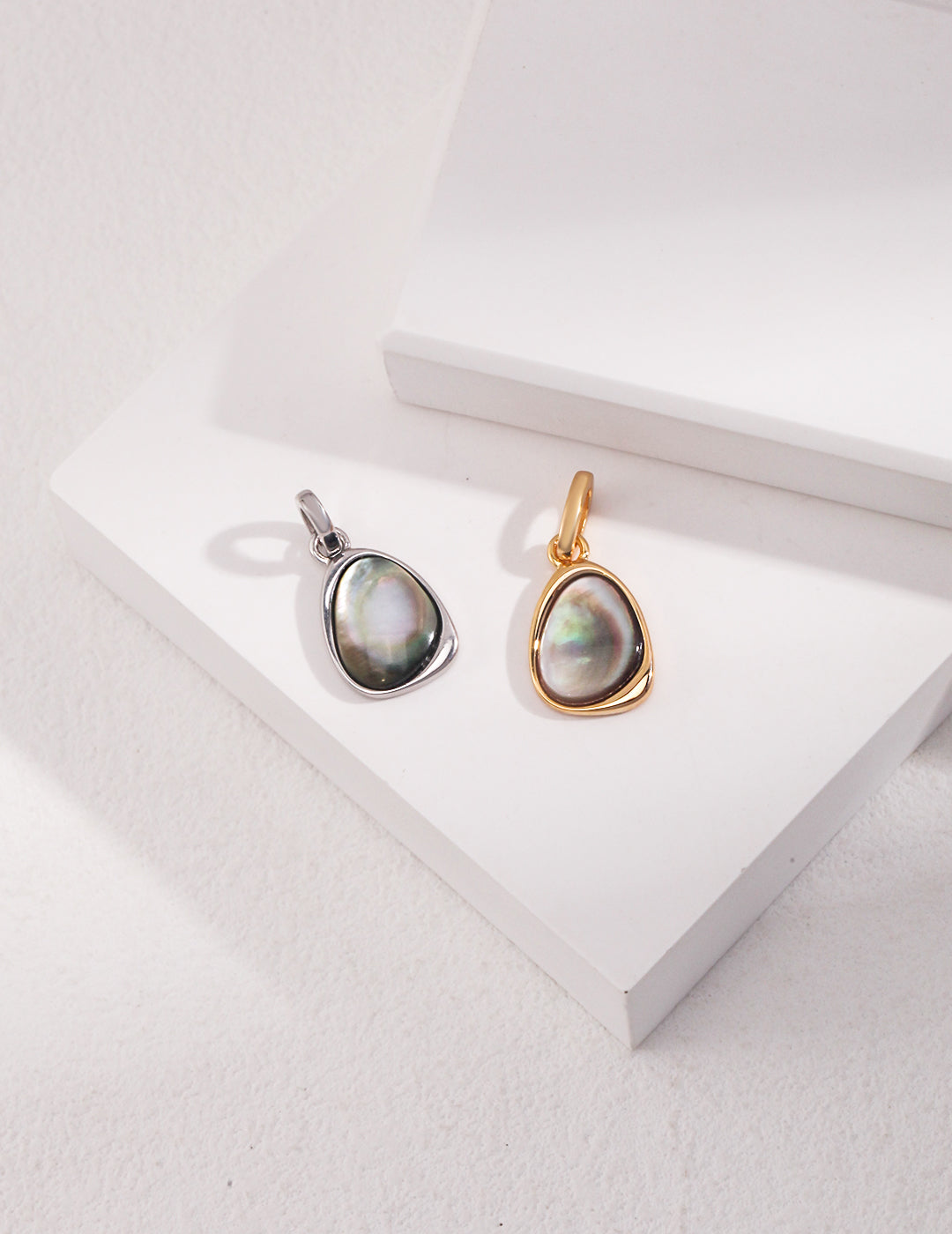 Floating light black shell necklace D0383