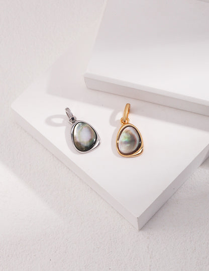 Floating light black shell necklace D0383