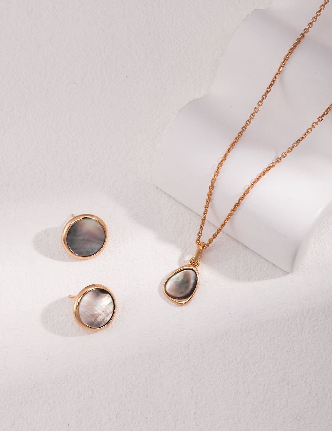 Floating light black shell necklace D0383