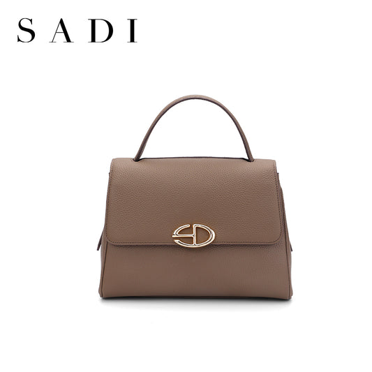 Fashionable, classic and all-match piggy bag, suitable for single-shoulder and crossbody carrying.